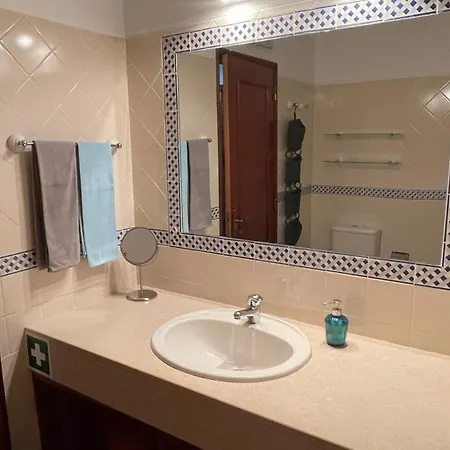 Superb With Patio And Direct Access To Pool דירה אלבור