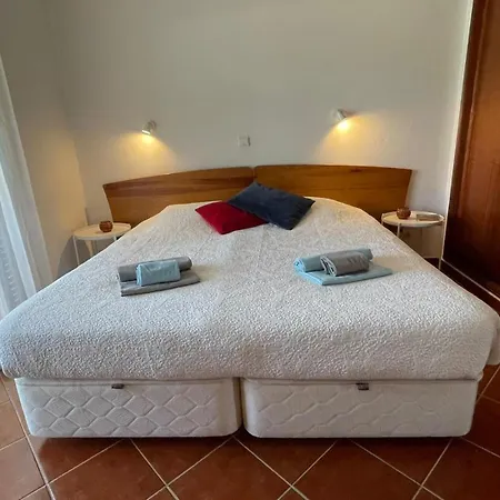 Superb With Patio And Direct Access To Pool דירה אלבור
